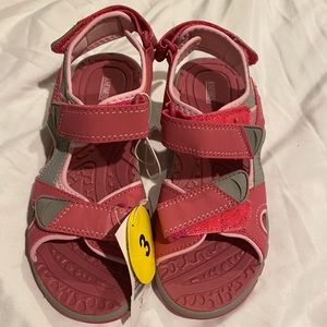 New with tags Velcro. Adjusts across the foot, at the heel, and at the ankle.